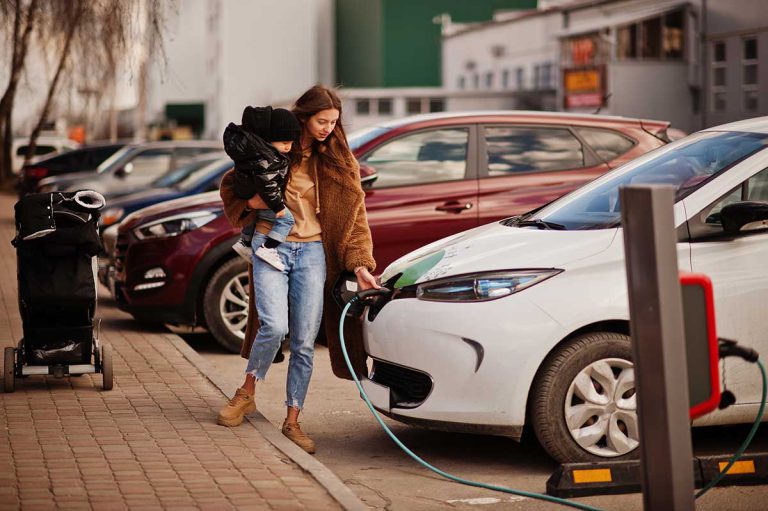 Je elektrische auto laden wordt buiten de grote steden steeds makkelijker