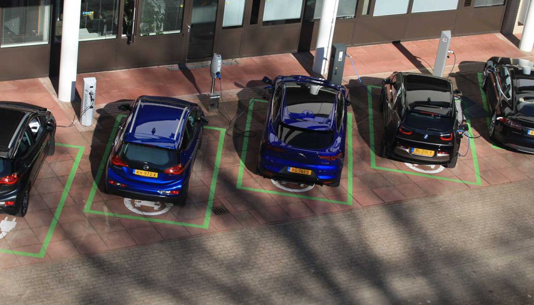 Nog-meer-ladende-auto's-van-boven